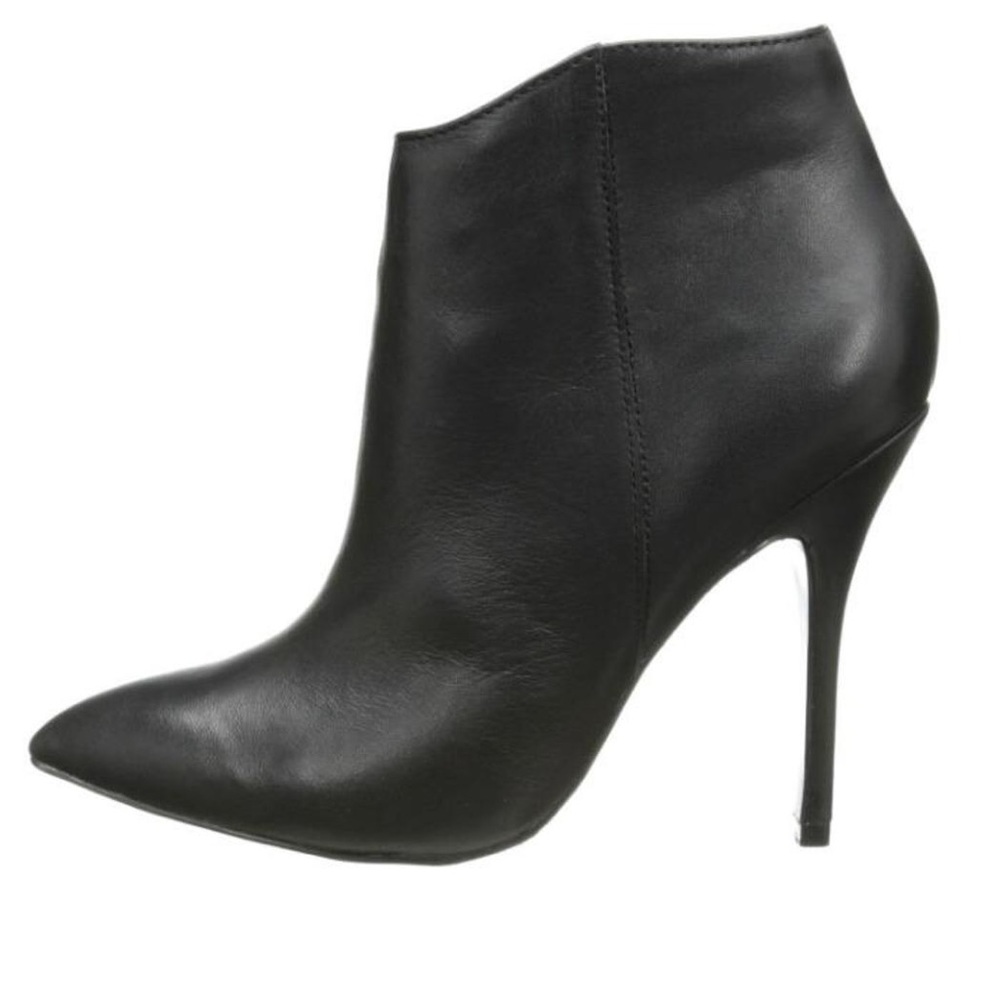Steve Madden Grrand Black Bootie size 8.5 Medium